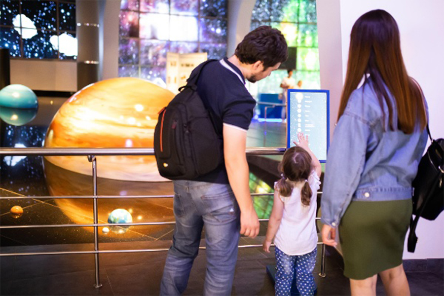 parents-with-child-at-kiosk-planetarium